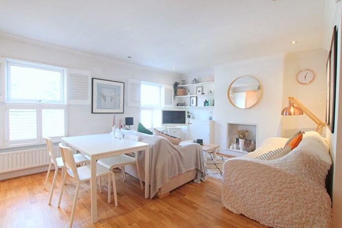 2 Bedroom Flat To Rent In Granville Road, London, SW18