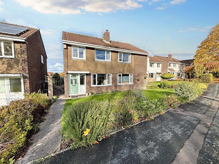 3 Bedroom Semi-Detached House For Sale In Dyrham Close, Thornbury, BS35