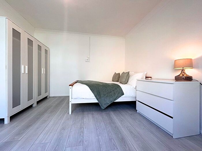 3 Bedroom End Of Terrace House To Rent In Ernest Street, Mile End, East London, E1