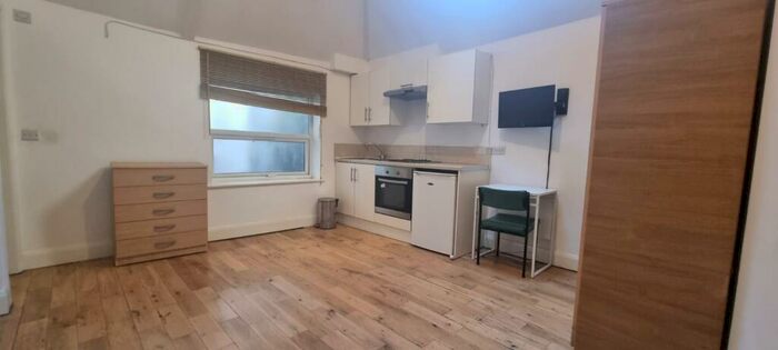 Apartment To Rent In Holloway Road, London, N19