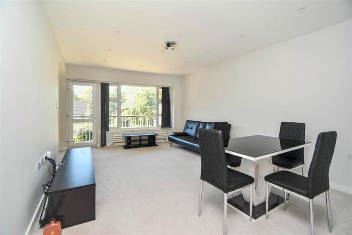 3 Bedroom Flat To Rent In Sonia Gardens, Woodside Park, N12
