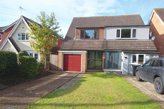 2 Bedroom Property To Rent In Outwood Farm Road, Billericay, CM11