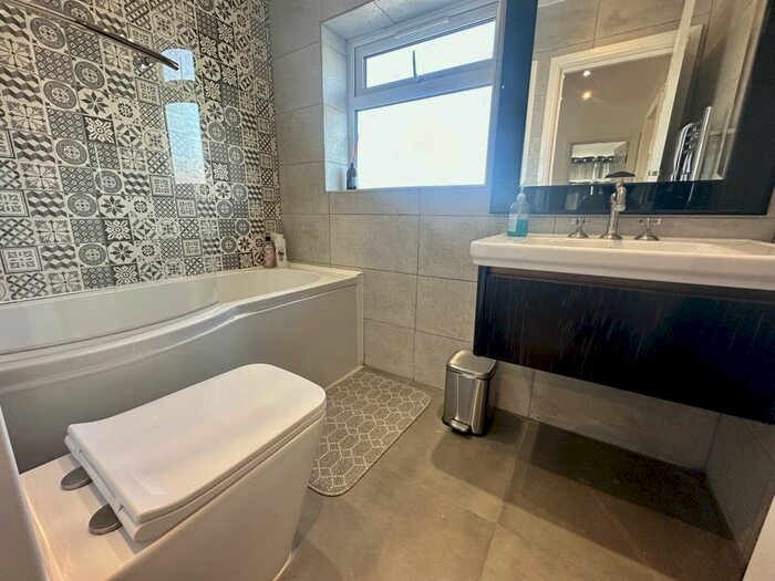 5 Bedroom Terraced House To Rent In Hampden Road, Slough, Berkshire, SL3