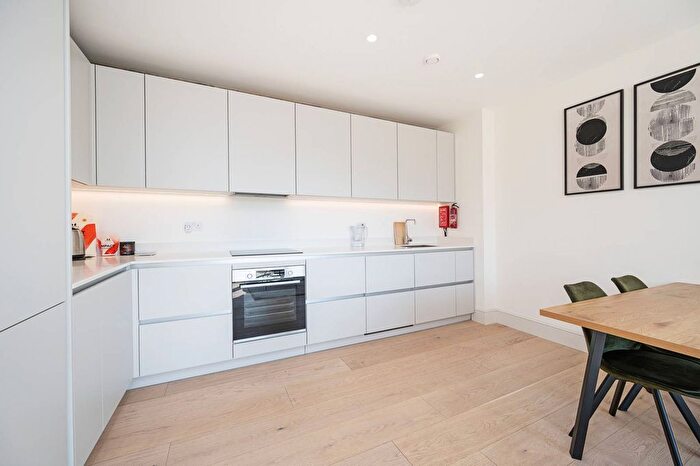 2 Bedroom Flat To Rent In Mile End Road, Tower Hamlets, London, E1