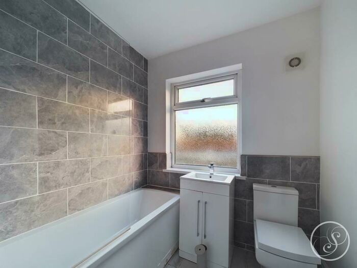 2 Bedroom Flat To Rent In Cross Gates Road, Leeds, LS15