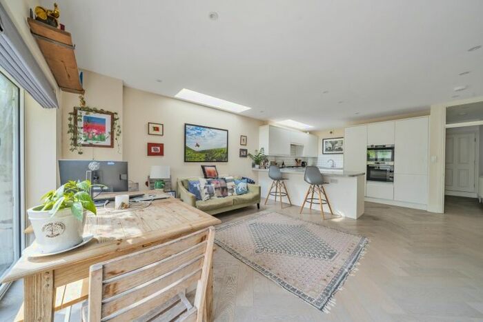 2 Bedroom Flat To Rent In Micklethwaite Road, London, SW6