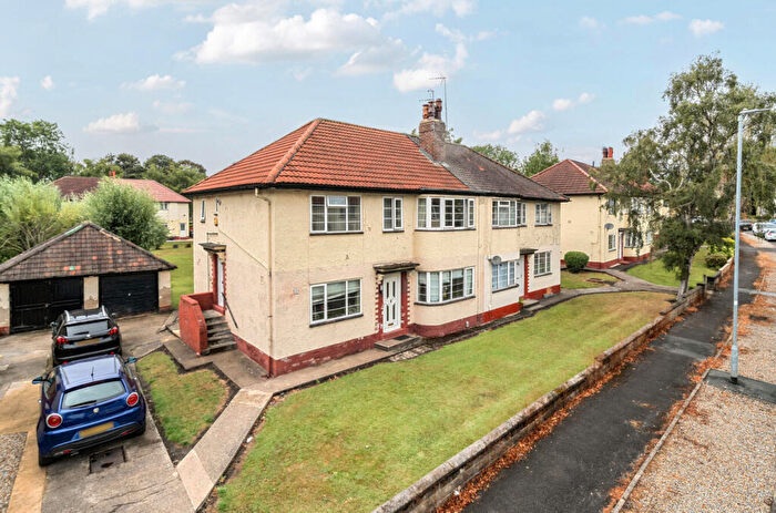 2 Bedroom Flat For Sale In Sandringham Crescent, Alwoodley, Leeds, LS17