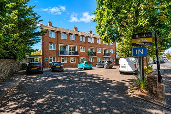 2 Bedroom Maisonette For Sale In Cedar Court, Boston Manor Road, TW8