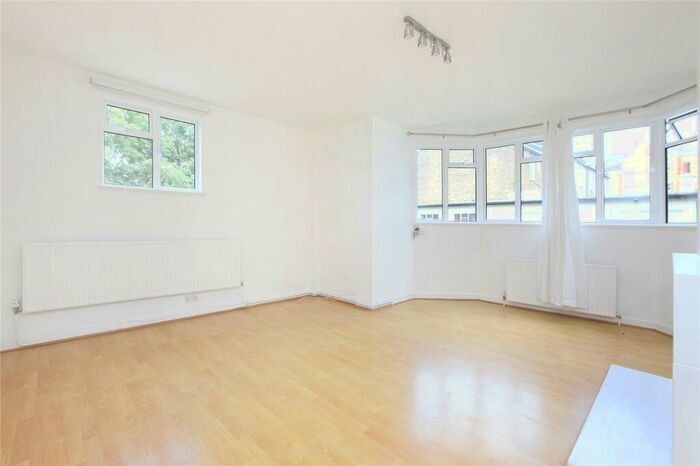 2 Bedroom Flat To Rent In Thurleigh Court, Clapham South, London, SW12