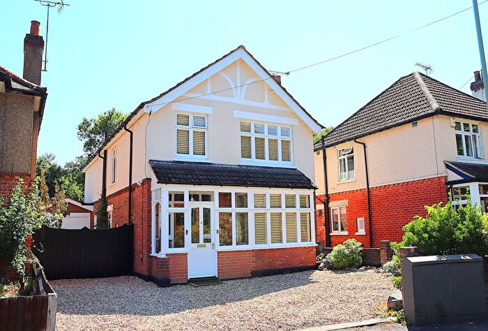 4 Bedroom Detached House For Sale In Chingford Avenue, Farnborough, GU14