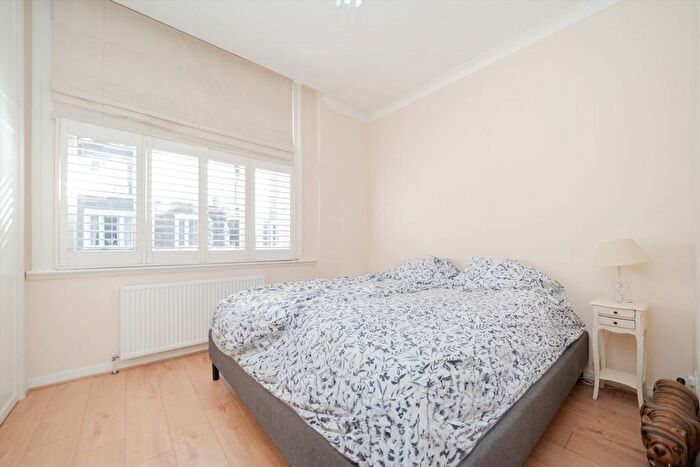 1 Bedroom Flat To Rent In Kempsford Gardens, Earls Court, SW5