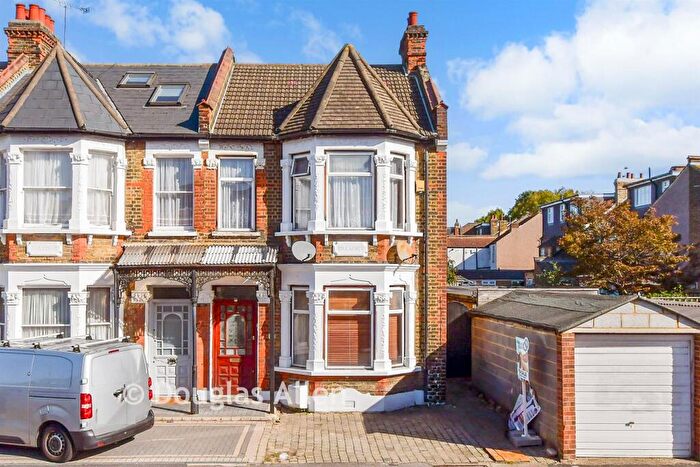 4 Bedroom End Of Terrace House For Sale In Vicarage Lane, Ilford, Essex, IG1