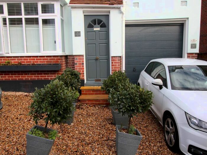 2 Bedroom Flat To Rent In Wharfdale Road, Westbourne, Bournemouth, BH4