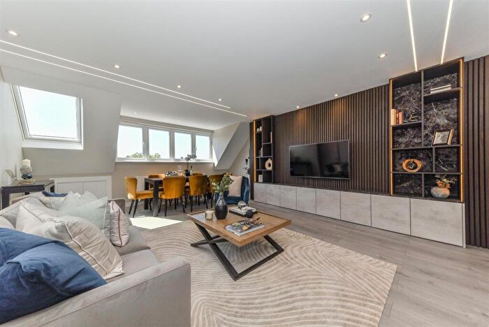 3 Bedroom Penthouse To Rent In The Ridgeway, Golders Green, NW11