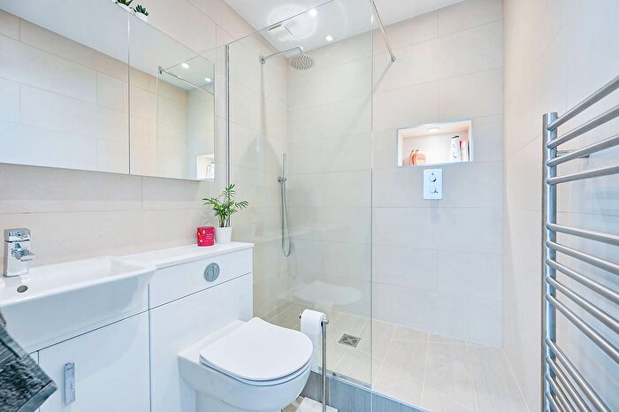 2 Bedroom Flat To Rent In Bolingbroke Road, Brook Green, London, W14