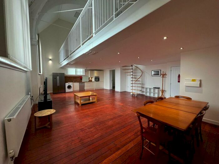 3 Bedroom Maisonette To Rent In Wincolmlee, Hull, HU2