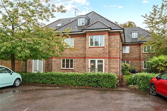 1 Bedroom Flat For Sale In Woodgate Close, Cobham, KT11