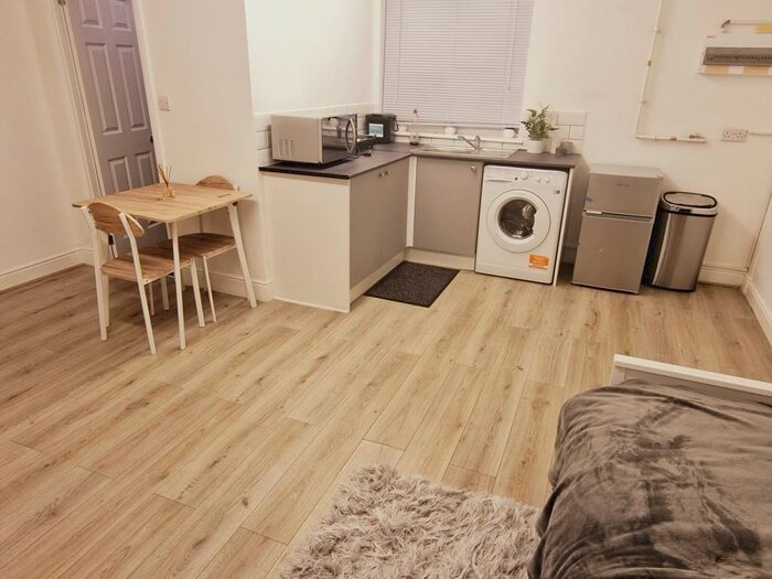 Studio To Rent In Merrin Hill, South Croydon, CR2