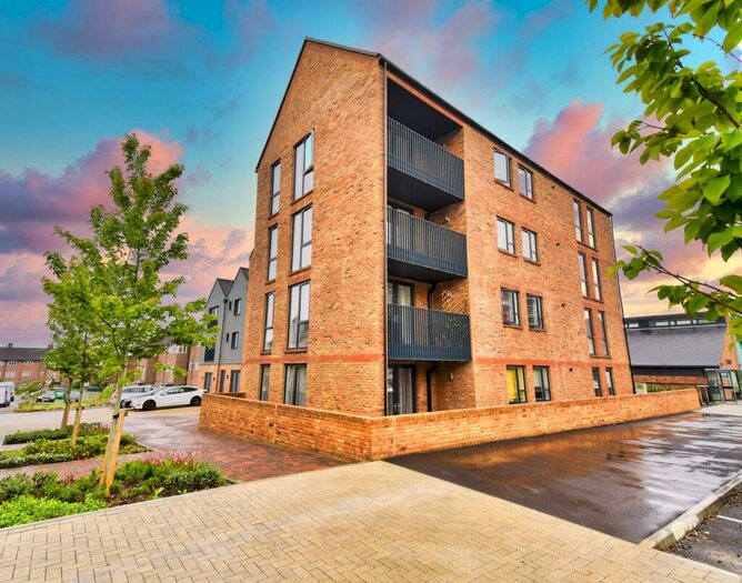 2 Bedroom Apartment To Rent In Nailsworth Crescent, Merstham, RH1