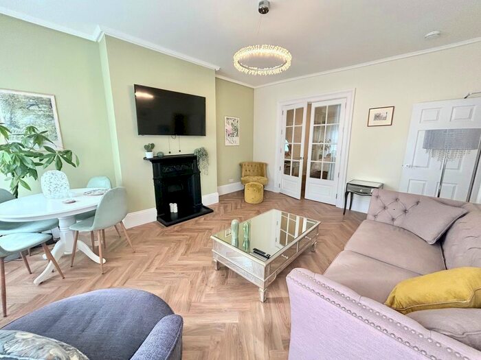 2 Bedroom Flat To Rent In Eastgate Row North, Chester, CH1