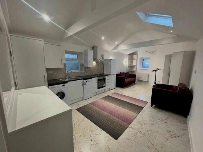 1 Bedroom Flat To Rent In David Avenue, Greenford, UB6