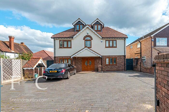 6 Bedroom Detached House For Sale In Ware Road, Hoddesdon, EN11