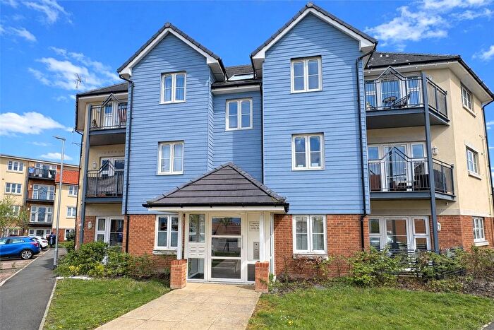2 Bedroom Flat For Sale In Harvest Lane, Aldershot, Hampshire, GU12