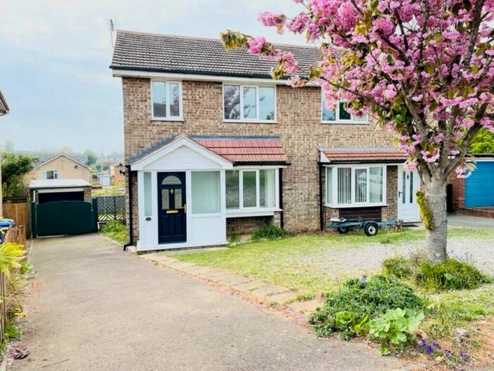 3 Bedroom Semi-Detached House To Rent In Chipperfield Road, Kessingland, NR33