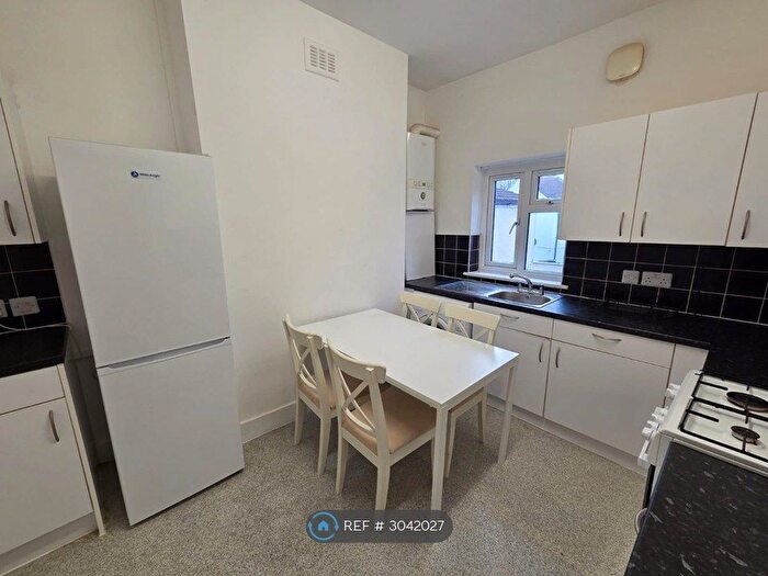 2 Bedroom Flat To Rent In Goodall Road, London, E11