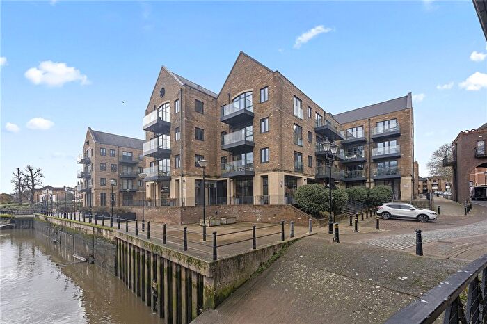 2 Bedroom Flat For Sale In Swan Street, Old Isleworth, TW7