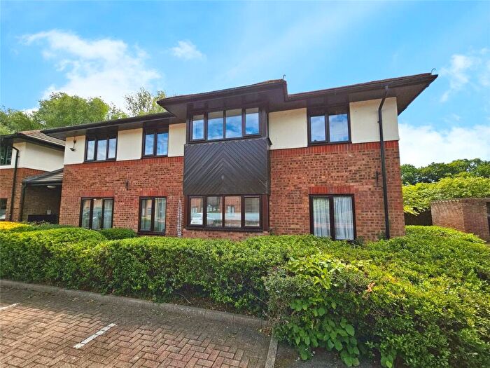 2 Bedroom Apartment For Sale In Lakeside Court, Old Cove Road, Fleet, GU51