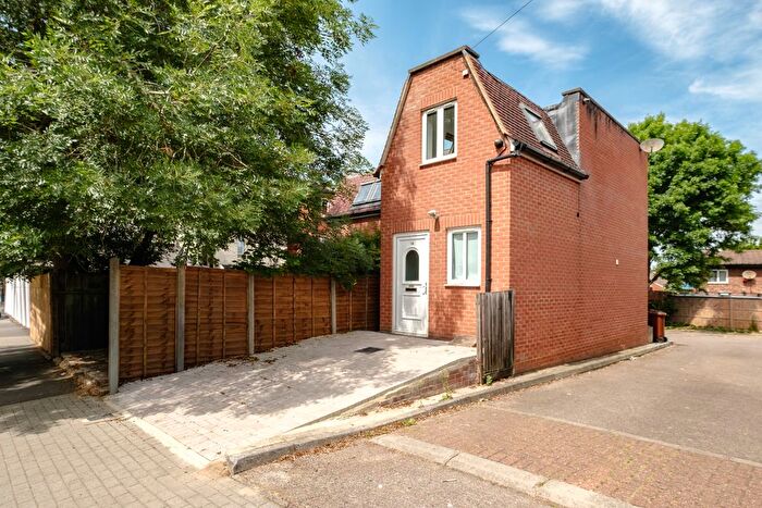 3 Bedroom Detached House For Sale In Hampden Road, London, N10