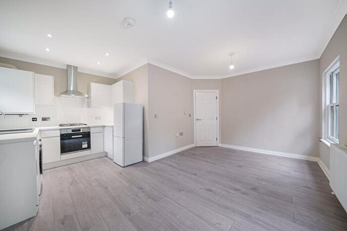 2 Bedroom Flat To Rent In Glebe Court, Rainhill Way, Bow, E3