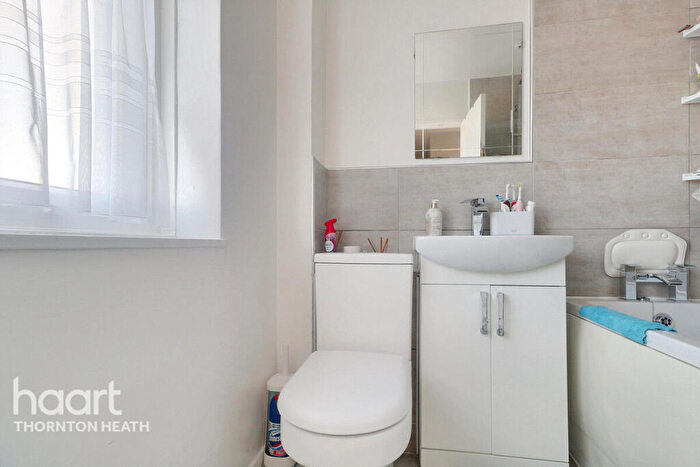 2 Bedroom Flat For Sale In Livingstone Road, Thornton Heath, CR7