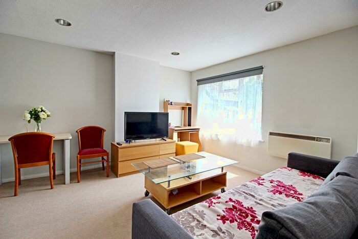 1 Bedroom Apartment To Rent In Copwood Close, Torrington Park, Finchley, London, N12