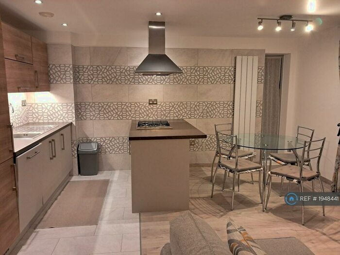 2 Bedroom Flat To Rent In Merchant Street, London, E3