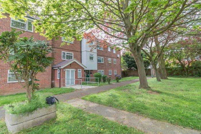 2 Bedroom Flat To Rent In Boston Avenue, Rayleigh, SS6