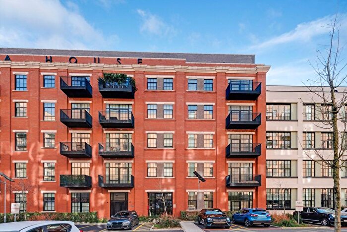 2 Bedroom Flat To Rent In Farine Avenue, Hayes, UB3