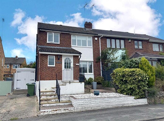 3 Bedroom Semi-Detached House For Sale In York Way, Sandhurst, GU47