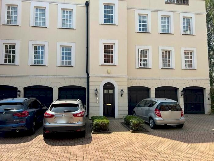 2 Bedroom Flat To Rent In Queens Reach, East Molesey, KT8