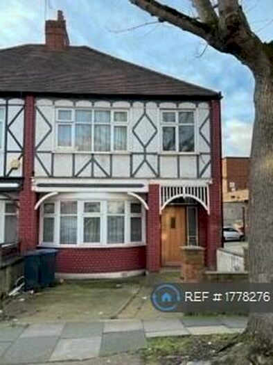 4 Bedroom Semi-Detached House To Rent In Ecclesbourne Gardens, London, N13
