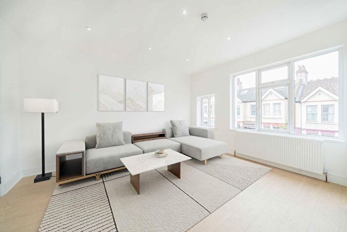 2 Bedroom Flat To Rent In Brudenell Road, Tooting, SW17