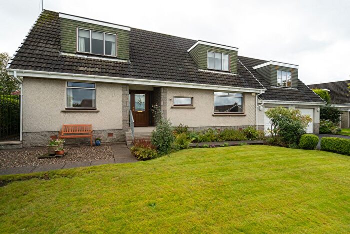 3 Bedroom Detached House For Sale In Broom Gardens, Lenzie, G66