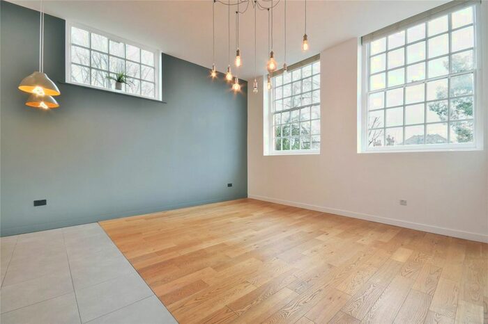 2 Bedroom Flat To Rent In Crothall Close, Palmers Green N13