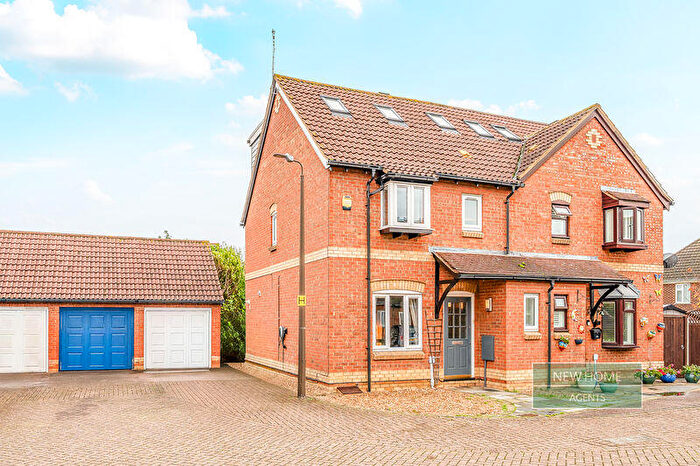 4 Bedroom Semi Detached House For Sale In Deacon Mews, Marston Moretaine, Bedford, MK43
