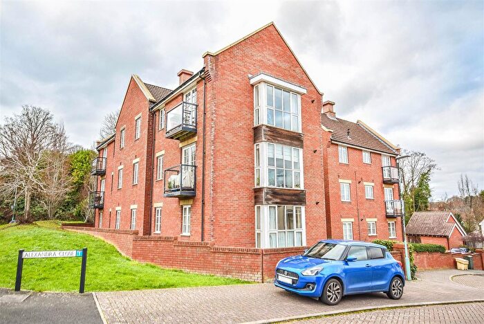 2 Bedroom Flat For Sale In Alexandra Close, Dursley, GL11