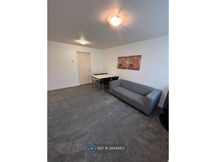 2 Bedroom Flat To Rent In Tollgate Drive, Hayes, UB4