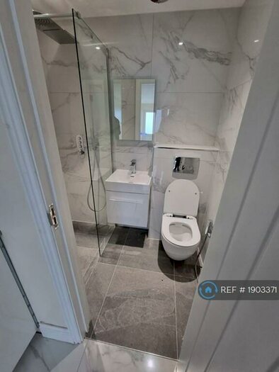 Studio To Rent In Great North Way, London, NW4