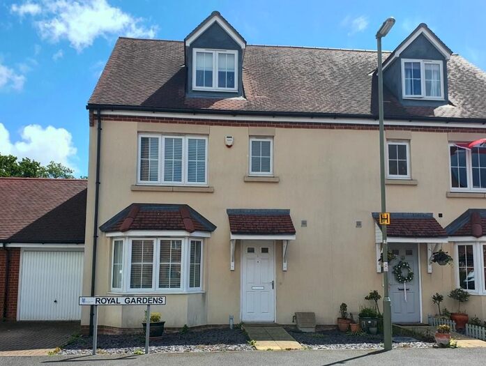 4 Bedroom Semi-Detached House To Rent In Royal Gardens, Tadley, RG26