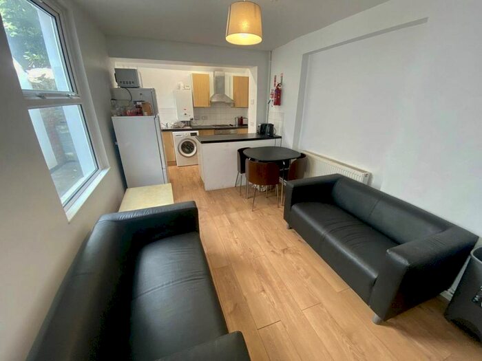 4 Bedroom Property To Rent In Bay View Terrace, Brynmill, Swansea, SA1